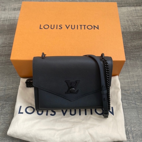 RARE 🔥 Louis Vuitton My Lock Me Bb in Matte Black - Picture 3 of 17